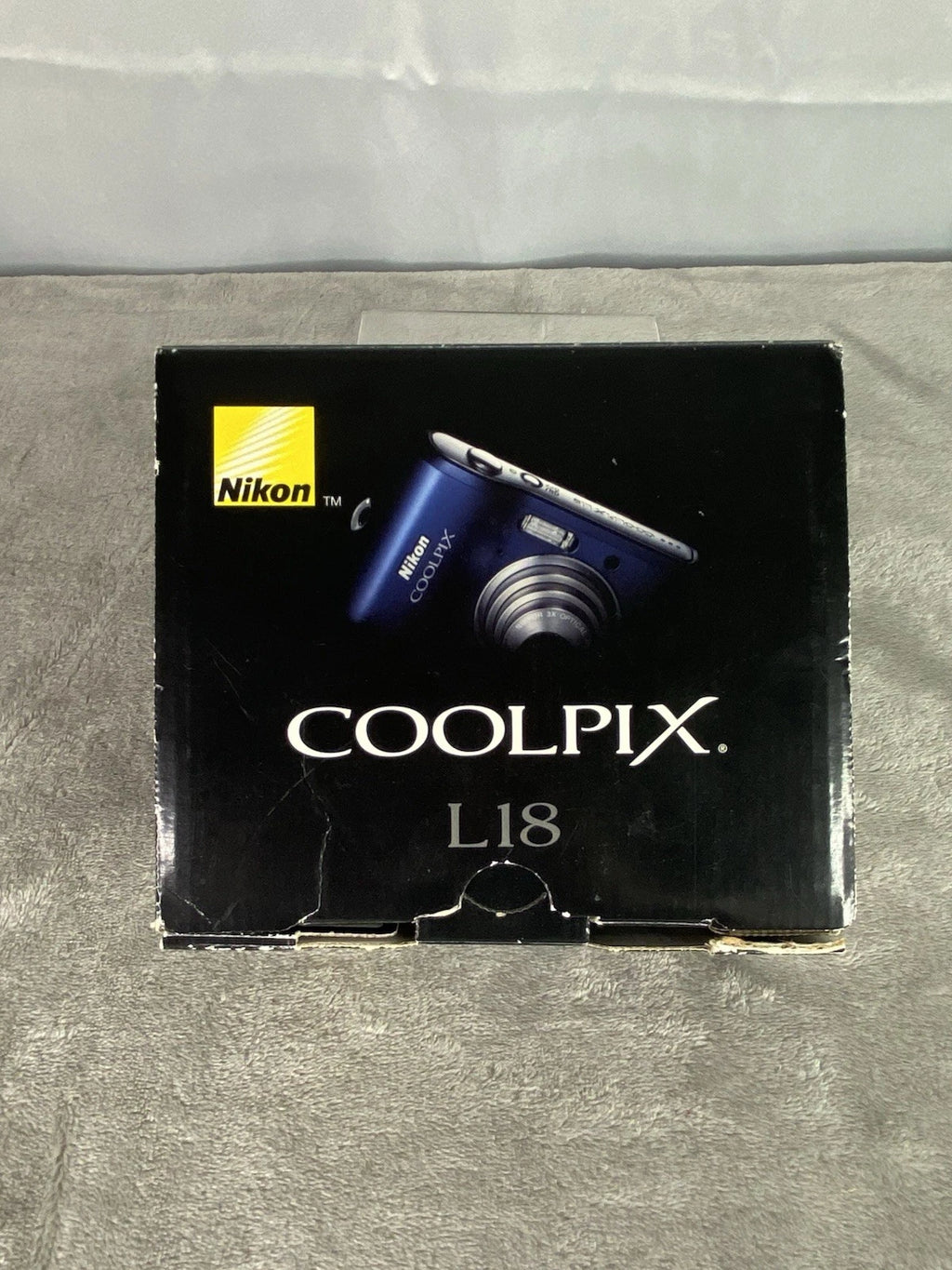 Nikon Coolpix L18 Digital Camera (Navy) for parts or Repair
